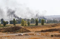 Khói bốc lên từ trụ sở của Đảng Dân chủ Kurdistan (KDPI) ở ngoại ô thành phố Kirkuk (Iraq) ngày 28-9. Ảnh: REUTERS