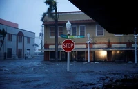 Một con phố ngập lụt khi Bão Ian đổ bộ vào tây nam bang Florida (Mỹ). Ảnh: REUTERS