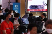 Người qua đường xem một phóng sự truyền hình về vụ phóng tên lửa của Triều Tiên tại Ga Seoul vào ngày 25-9. Ảnh: YONHAP