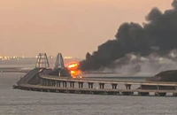 Đoàn tàu bốc cháy trên cầu Crimea. Ảnh: REUTERS