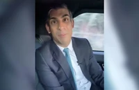 Ảnh chụp màn hình đoạn video do ông Sunak đăng trên Instagram cá nhân cho thấy ông không thắt dây an toàn khi ngồi trên một ô tô đang di chuyển. Ảnh: REUTERS