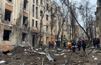 Lực lượng cứu hộ Ukraine tại hiện trường vụ tấn công tên lửa tại tỉnh Kharkiv sáng 5-2. Ảnh: REUTERS
