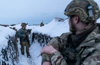 Muôn kiểu binh sĩ Ukraine vượt qua mùa đông 'âm độ'