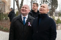 Ông Putin lần đầu đến Donbass, lái xe dọc Mariupol để thăm hỏi người dân
