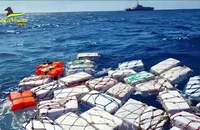 Ý phát hiện 2 tấn cocaine trị giá gần nửa tỉ USD trôi nổi trên biển