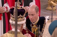 Video: Hoàng tử William tuyên thệ trung thành và hôn Vua Charles III 