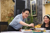 Huỳnh Lập thích thú khi học được kiến thức dinh dưỡng từ nữ bác sĩ