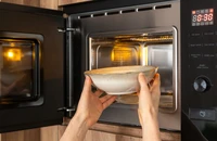 Các thực phẩm nên tránh hâm nóng bằng lò vi sóng