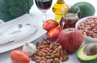 Chế độ ăn uống cân bằng để kiểm soát mức cholesterol