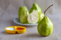Ổi giàu dinh dưỡng nhưng không phải ai cũng nên ăn