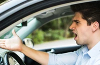 Hướng dẫn xử lý khi bị xe tạt đầu, giúp bạn lái xe an toàn hơn