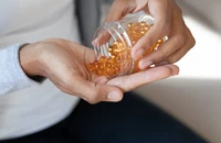 Nên uống vitamin D cùng với thức ăn hay khi bụng đói thì tốt hơn? 