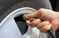 Thời tiết nắng nóng, bơm lốp đúng cách giúp giảm nguy cơ nổ lốp