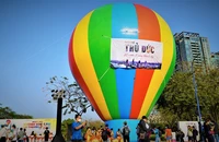 Người dân TP.HCM háo hức chiêm ngưỡng ngày hội khinh khí cầu 
