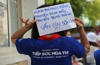Những tấm 'bảng nhắc bài' cực đáng yêu của đội tiếp sức mùa thi