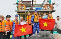 Lực lượng Cảnh sát biển 2 tuyên truyền, động viên ngư dân yên tâm vươn khơi bám biển
