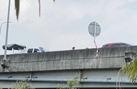Xác định lý do người đàn ông chết dưới dạ đường cao tốc, ô tô đậu trên đường