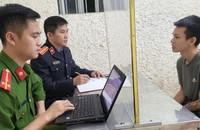 Khởi tố kẻ dùng kéo tấn công thượng úy công an