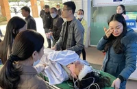 Sập trần gỗ lớp học, nhiều học sinh, giáo viên bị thương nặng