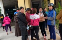 Vụ nữ sinh lớp 7 tử vong: Nhiều người kéo đến trung tâm y tế yêu cầu làm rõ
