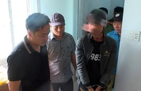 Thiếu tướng Mai Hoàng, Phó Giám đốc Công an TP.HCM; Thượng tá Phạm Đình Ngọc, Trưởng Công an quận 12, trực tiếp kiểm tra hiện trường địa điểm sản xuất ma túy nước vui (từ trái qua phải).