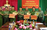 Trên đường tháo chạy, hai kẻ cướp tiếp tục giật dây chuyền vàng