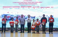 Chương trình 'Cùng ngư dân thắp sáng đèn trên biển' trao tặng 200 phần quà tại Quảng Ngãi