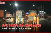 Video: Dầu nhớt đổ tràn hơn 20km trên đường, nhiều xe máy trượt bánh ngã nhào