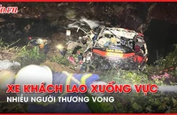 Video: Hiện trường vụ xe khách lao xuống vực ở cao tốc La Sơn - Túy Loan