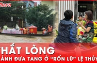 Đau lòng cảnh đưa tang trên dòng nước lũ ở Lệ Thủy
