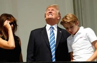 Ông Trump không đeo kính xem nhật thực toàn phần