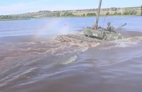 Xe tăng T-72B3 của Nga lặn xuống sông sâu 5m trong một cuộc diễn tập.