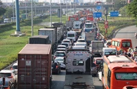 Người dân vất vả di chuyển từ TP.HCM về quê dưới trời nắng gắt