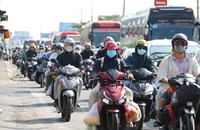 Mùng 9 Tết, cửa ngõ phía Tây ùn ứ, cửa ngõ phía Đông thông thoáng