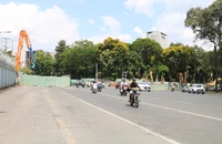 Chính thức mở rộng rào chắn, thi công cầu vượt tạm trên đường Trần Quốc Hoàn