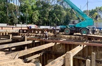 Đường Trần Quốc Hoàn tiếp tục mở rộng rào chắn, thi công cầu vượt tạm