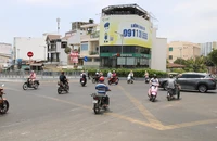 Ngã tư cầu vượt Phạm Văn Chí - Nguyễn Văn Luông bất ổn vì không có đèn tín hiệu giao thông