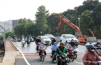 Rào chắn toàn bộ 1 giao lộ cửa ngõ Tân Sơn Nhất, thông xe cầu vượt tạm để giảm ùn ứ