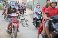 Đường nứt do thi công cầu Bà Hom, chủ đầu tư cam kết khắc phục ngay
