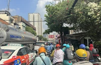 Nhiều người trễ làm vì đường Nguyễn Tất Thành, quận 4 ùn ứ kéo dài