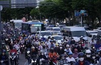 Cửa ngõ Tân Sơn Nhất đang ùn ứ, xe máy chạy vào đường bộ hành