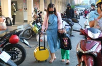 Bãi giữ xe quá tải, xe khách lùi giờ khởi hành vì cửa ngõ phía Tây quá tải