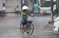 Mưa lớn bất ngờ giữa trưa ở TP.HCM, nhiều người ướt sũng