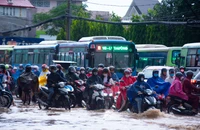 Ngập lụt, triều cường, kẹt xe ảnh hưởng đến 10 triệu dân TP.HCM
