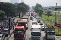 Đường cửa ngõ phía Tây ùn ứ cục bộ, khách qua bến xe Miền Tây đông nghịt