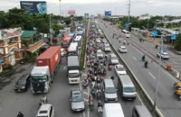 Dòng người quay lại TP.HCM tăng cao, các cửa ngõ đều ùn ứ
