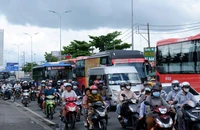 Giao thông cửa ngõ TP.HCM sau kì nghỉ Lễ đang ‘nóng dần’