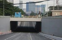 Ngày mai thông xe một nhánh hầm chui Nguyễn Văn Linh - Nguyễn Hữu Thọ, người dân đi lại ra sao?