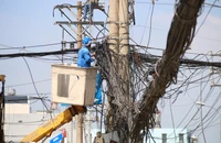 Đang di dời trụ điện để thi công cầu Bà Hom ở quận Bình Tân