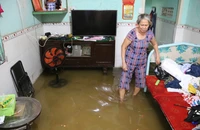 Nhiều nhà ở quận 8, TP.HCM ngập lênh láng vì triều cường 